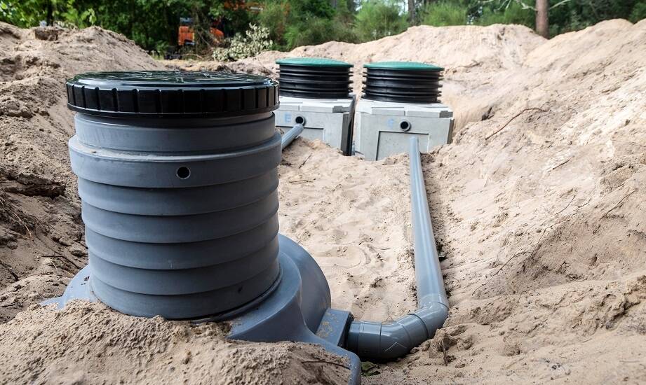 Przydomowa oczyszczalnia ścieków – jak wpływa na komfort życia dla mieszkańców?