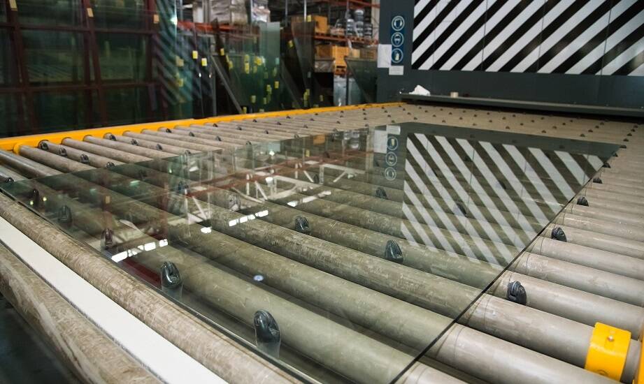 Nowoczesne techniki obróbki szkła – co rynek oferuje?