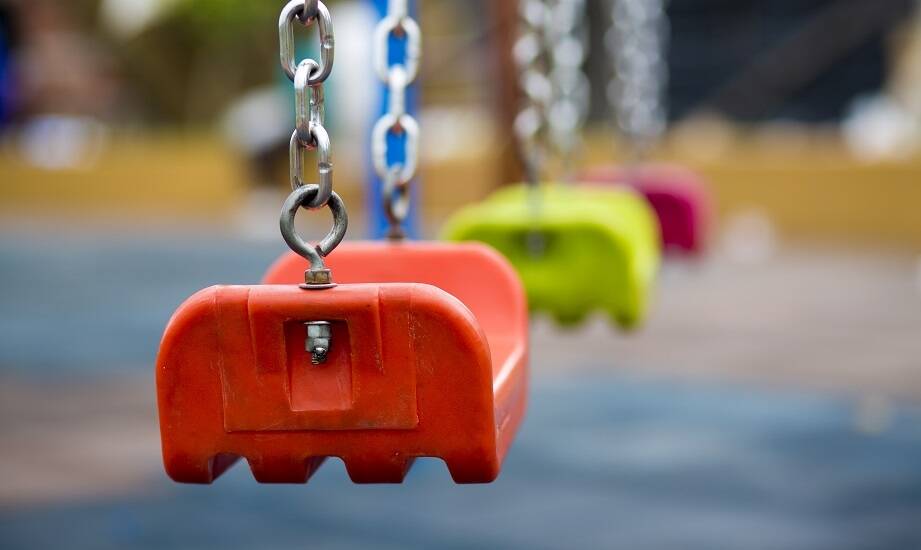 Wybór atestowanych huśtawek – co warto wiedzieć?