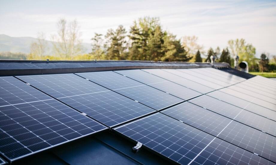 Jak panele fotowoltaiczne przyczyniają się do energetycznych oszczędności w przedsiębiorstwach?