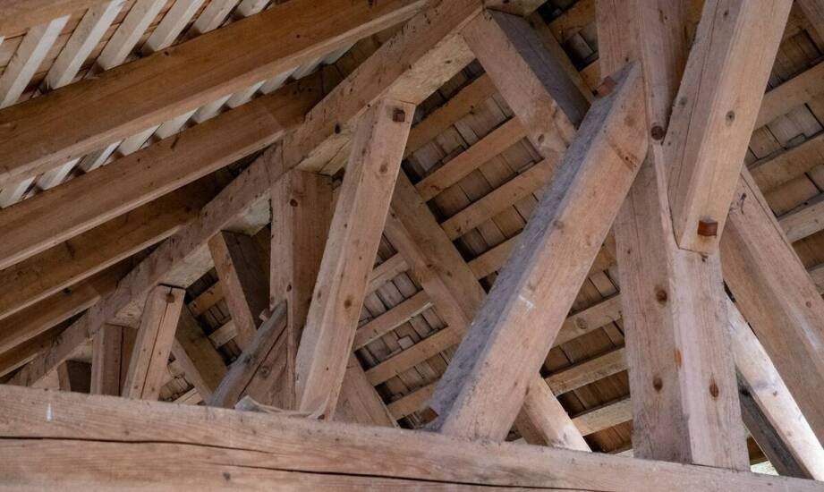 Jak dachowa więźba wpływa na trwałość konstrukcji budynku?