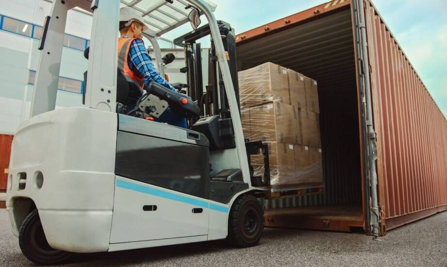 Znaczenie dostarczania kontenerów własnym transportem dla klientów.