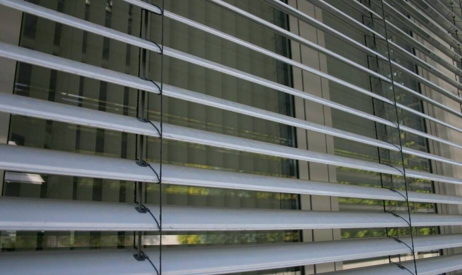 Jak dopasować rolety do architektonicznego stylu budynku?