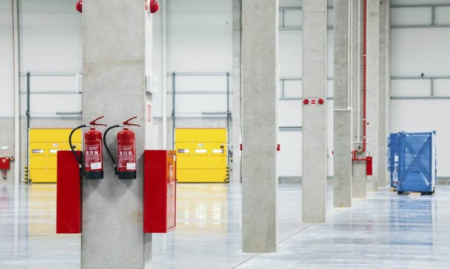 Zalety kompleksowej ochrony słupów w magazynach wielkopowierzchniowych.