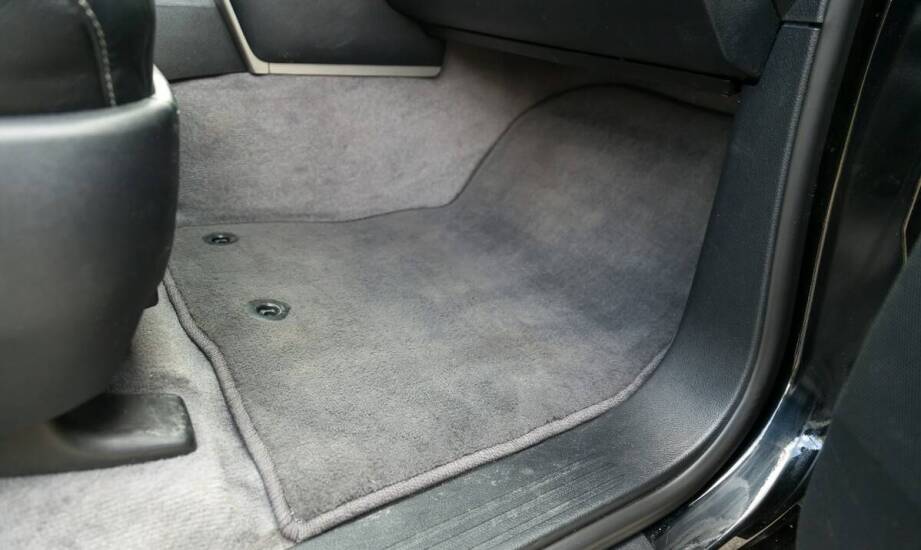 „Ochrona wnętrza pojazdu dzięki samochodowym jednorazowym dywanikom”