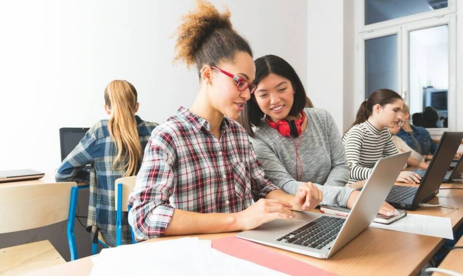 Jak zabezpieczona transmisja danych wpływa na bezpieczeństwo przy współpracy w pisaniu prac akademickich?