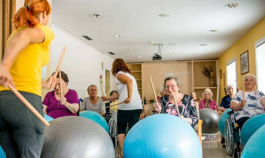Jak kompleksowa rehabilitacja wpływa na fizyczne zdrowie seniorów?