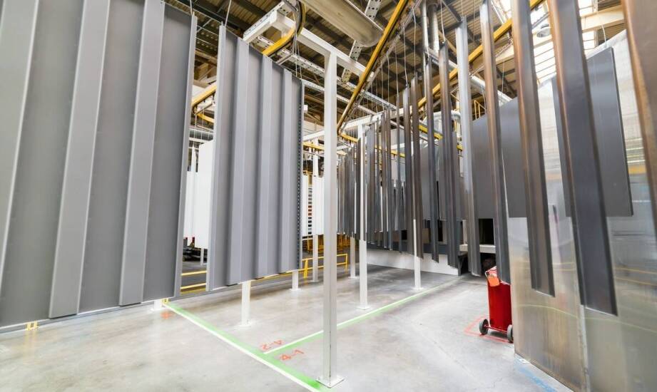 Jak zapewnić elastyczność przestrzeni w nowoczesnych projektach hal produkcyjnych?