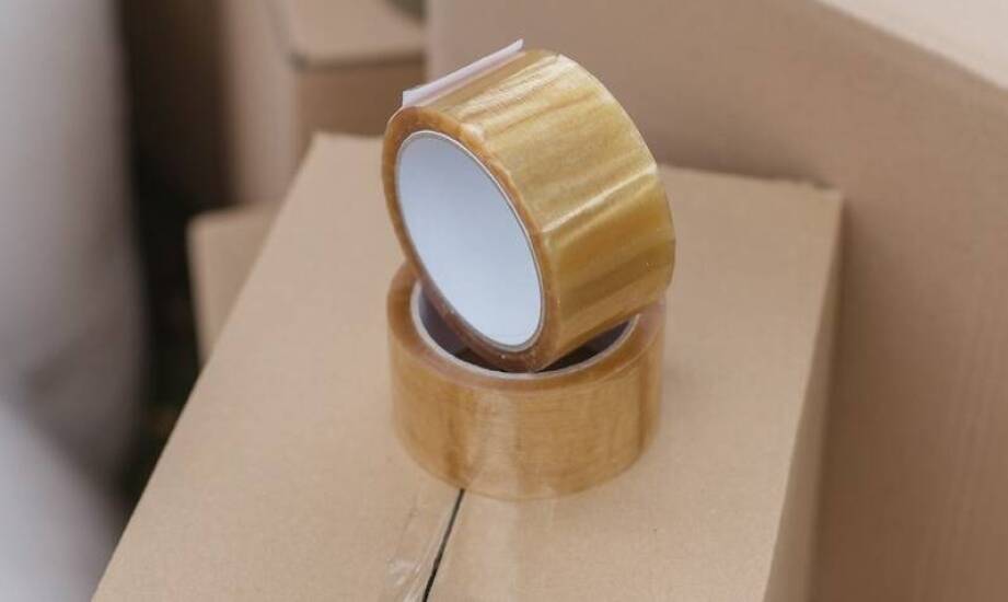 Jak klejąca taśma wpływa na ochronę ładunków podczas transportu?