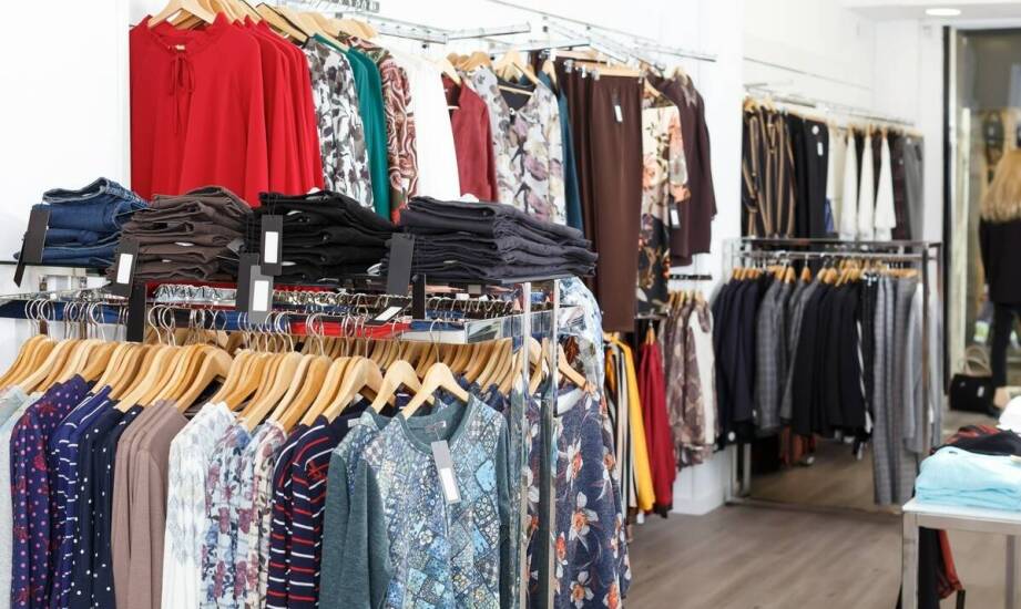 Jakie korzyści przynoszą hurtowe zakupy damskiej odzieży dla małych sklepów?
