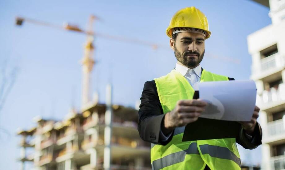 W jaki sposób kierownik budowy zapewnia zgodność z budowlanymi normami?