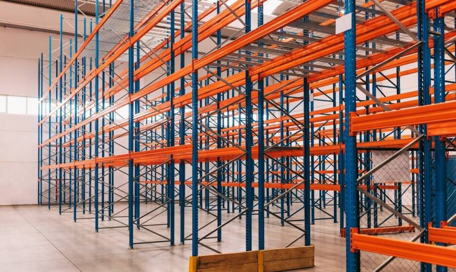 Jakie normy bezpieczeństwa powinny spełniać paletowe regały magazynowe?