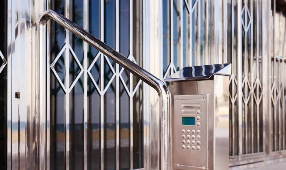 Jakie akcesoria zwiększają funkcjonalność furtek i bram?