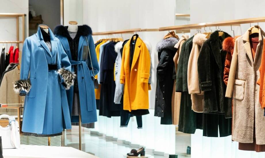 Modne i praktyczne zimowe dodatki - jak urozmaicić ofertę sklepu?