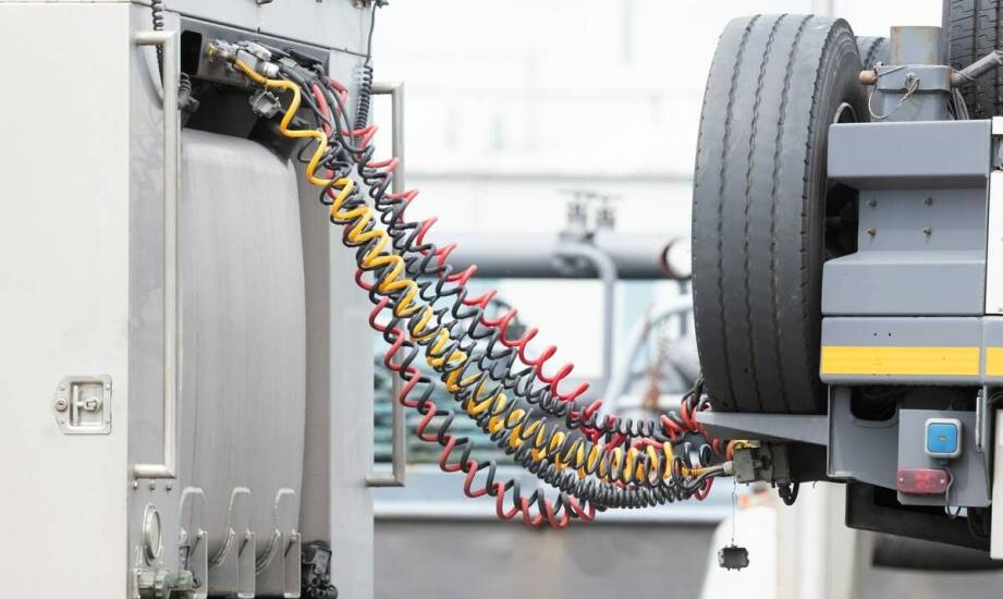 Spiralne przewody pneumatyczne a oszczędność paliwa – jak to działa?