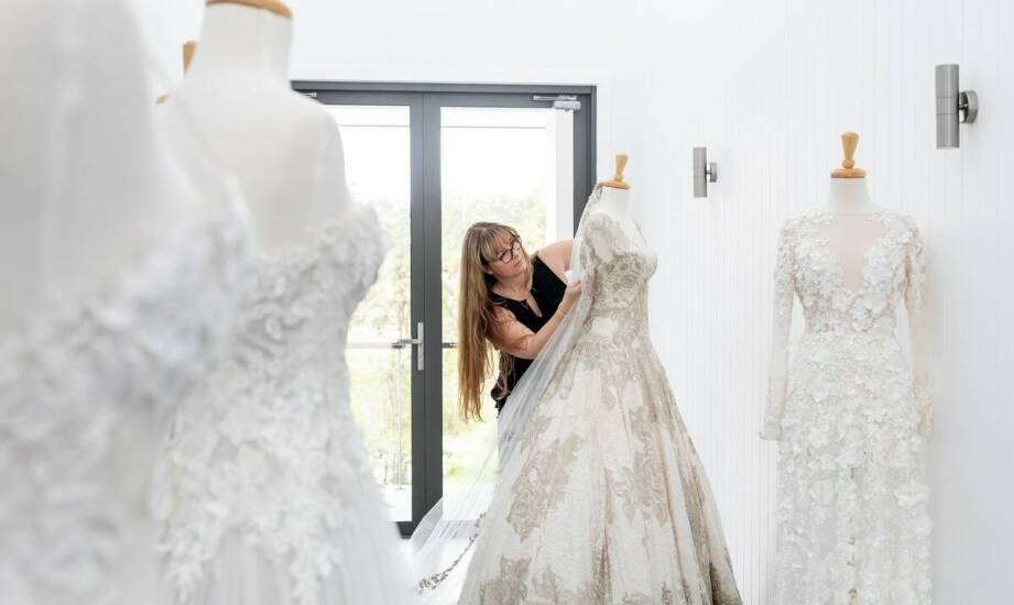 Nowoczesne dodatki do sukni na wesele: Jakie akcesoria są teraz modne?