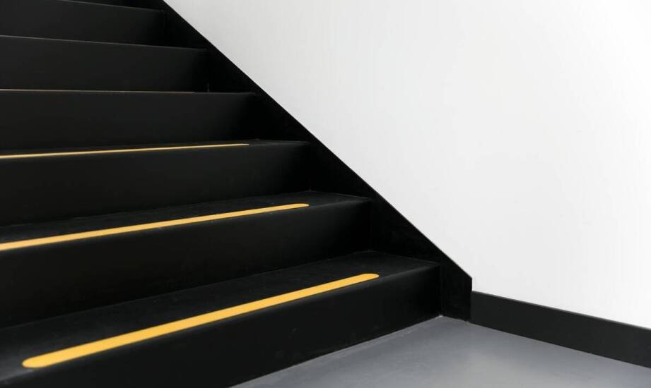 Antypoślizgowe rozwiązania w stopniach schodowych: bezpieczeństwo na pierwszym miejscu