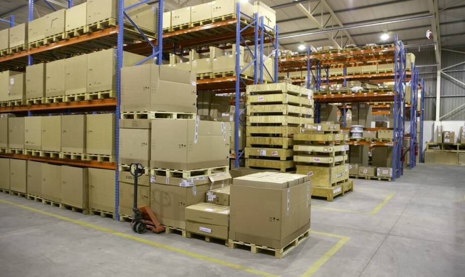 Efektywne zarządzanie przestrzenią magazynową poprzez wynajem regałów.