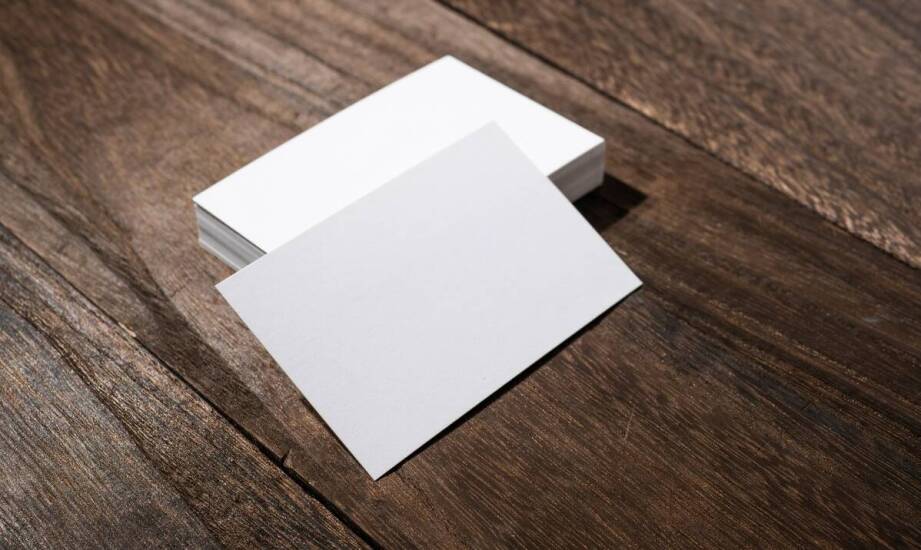 Jak foliowanie i lakierowanie podnoszą atrakcyjność wizytówek?