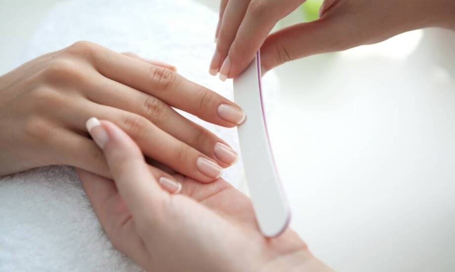 Jak zadbać o estetyczny i trwały manicure w codziennym zabieganym rytmie?