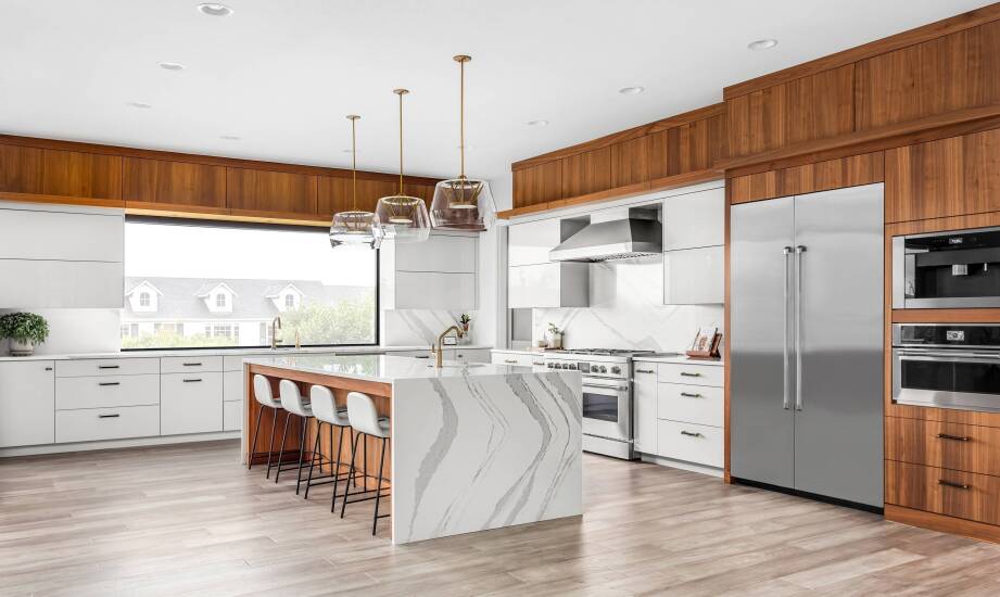 Optymalne rozwiązania dla przestronnych kuchni na wymiar: porady i inspiracje