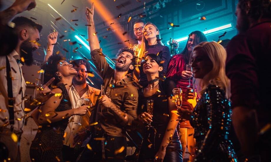 Urodziny w klubie: jak muzyka i koktajle tworzą niezapomnianą atmosferę?