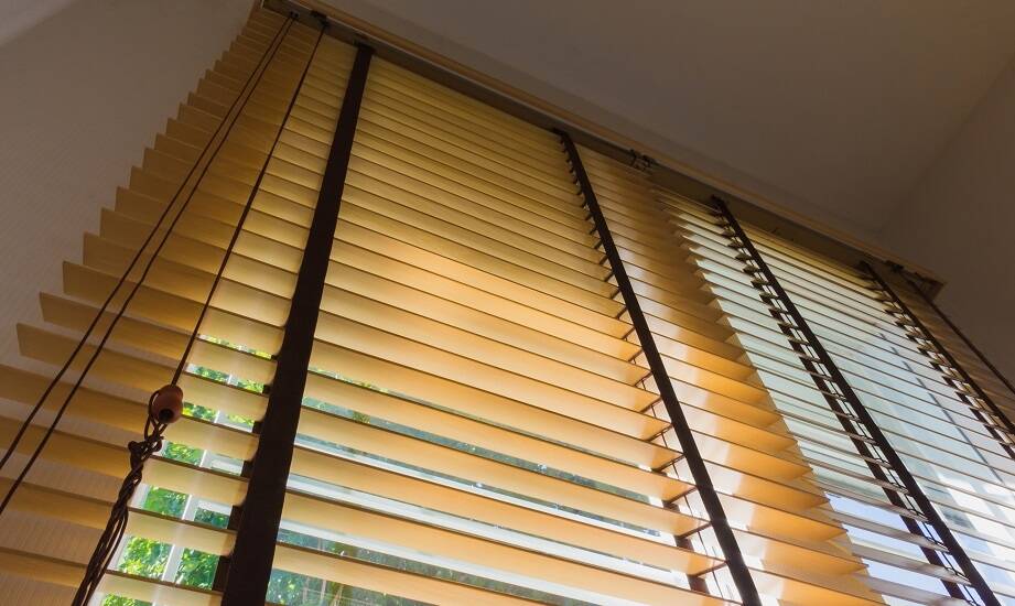 Jak skutecznie kontrolować nasłonecznienie i prywatność w wnętrzach domowych?