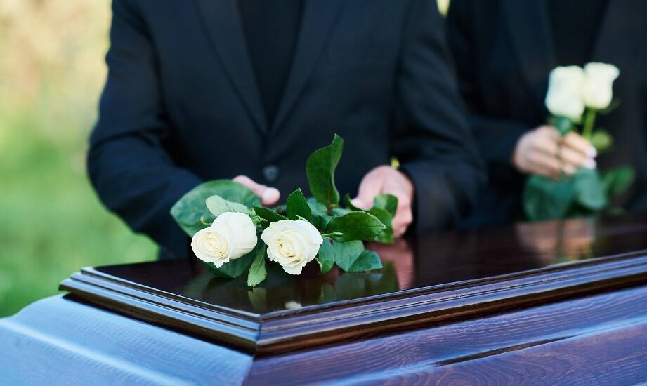 Jak zorganizować godną pożegnalną ceremonię w trudnych chwilach?