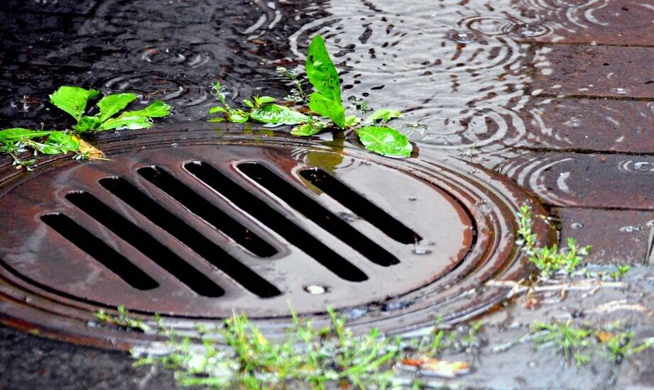 Jak zaprojektować efektywny system do gromadzenia wód opadowych z utwardzonych terenów?