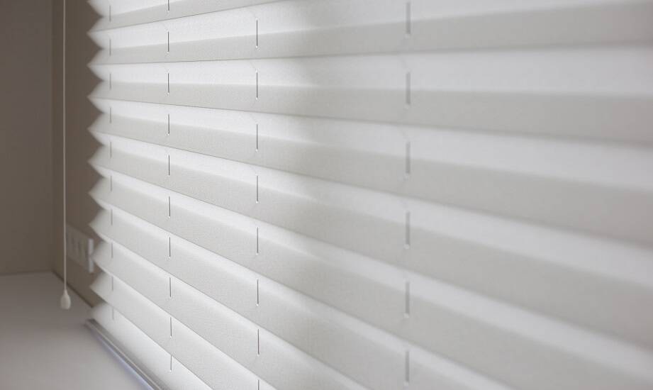 Funkcjonalność rolet na zamówienie w aranżacji wnętrz.