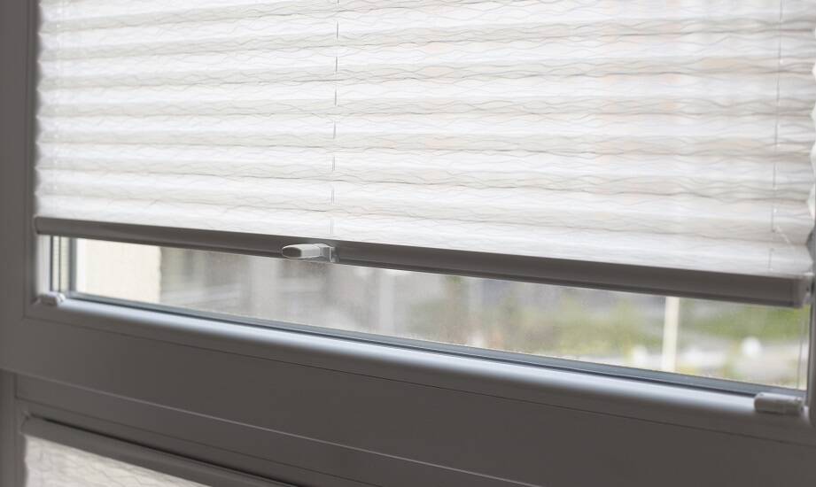 Plisowane żaluzje jako dekoracyjny element w nowoczesnym wnętrzu