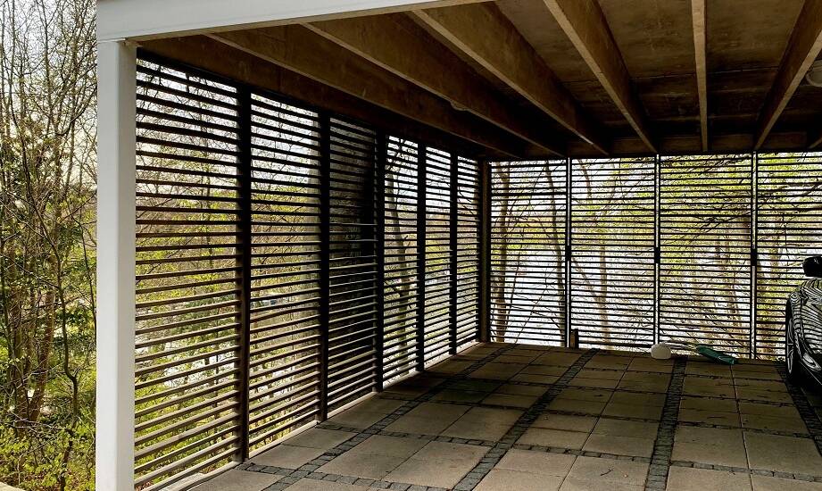 Czym charakteryzują się solidne garażowe wiaty?