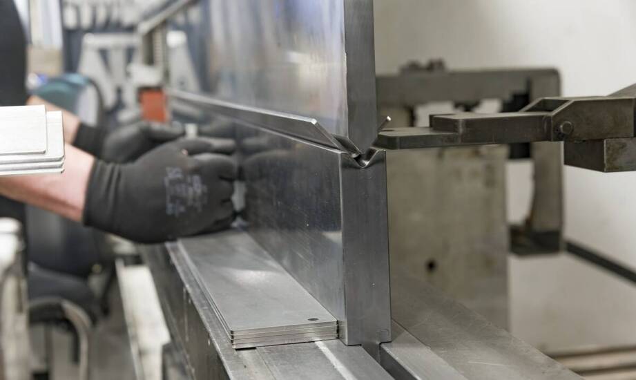 Gięcie blach: zastosowanie w produkcji metalowych mebli