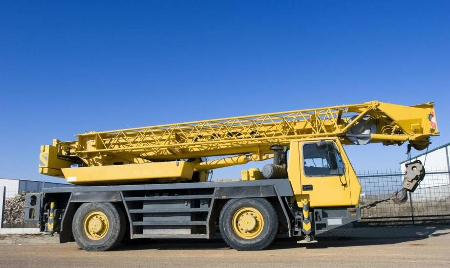 Jak mini żuraw wspiera proces instalacji posesyjnych bram?