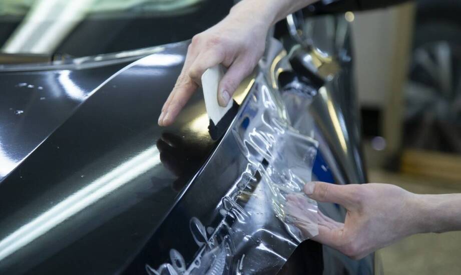 Jak oklejanie samochodów może wpływać na codzienną pielęgnację auta?