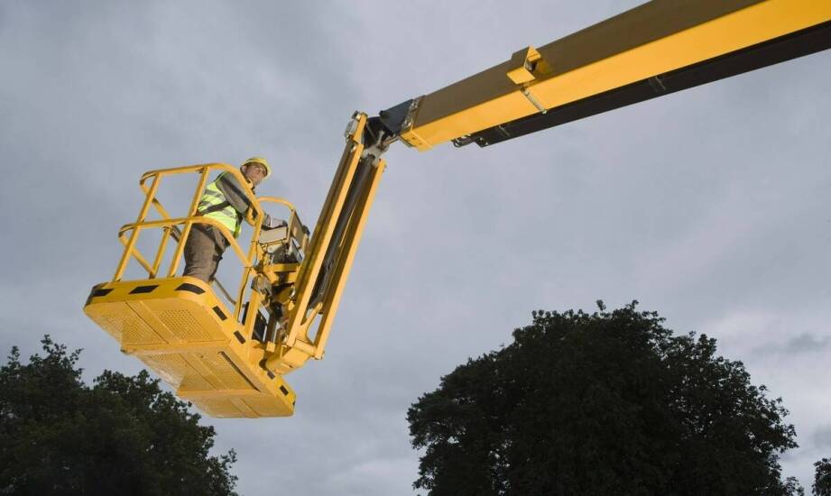 Jak zapewniamy bezpieczeństwo pracy na wysokościach przy naszych podnośnikach?