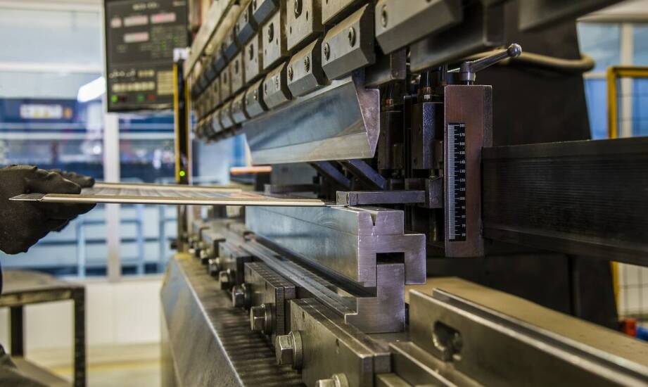 Gięcie blachy a innowacje w przemyśle metalowym