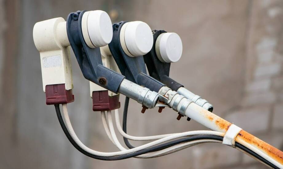 Porównanie różnych typów kablowych uchwytów dla zewnętrznych systemów