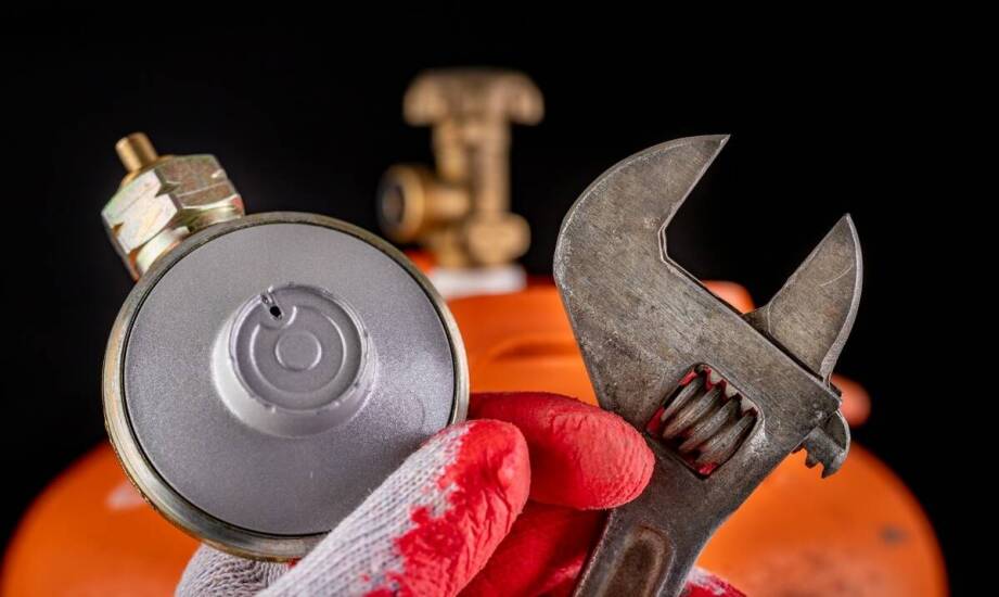 Jak system gazowych sprężyn ułatwia obsługę nierdzewnych pokryw ze stali