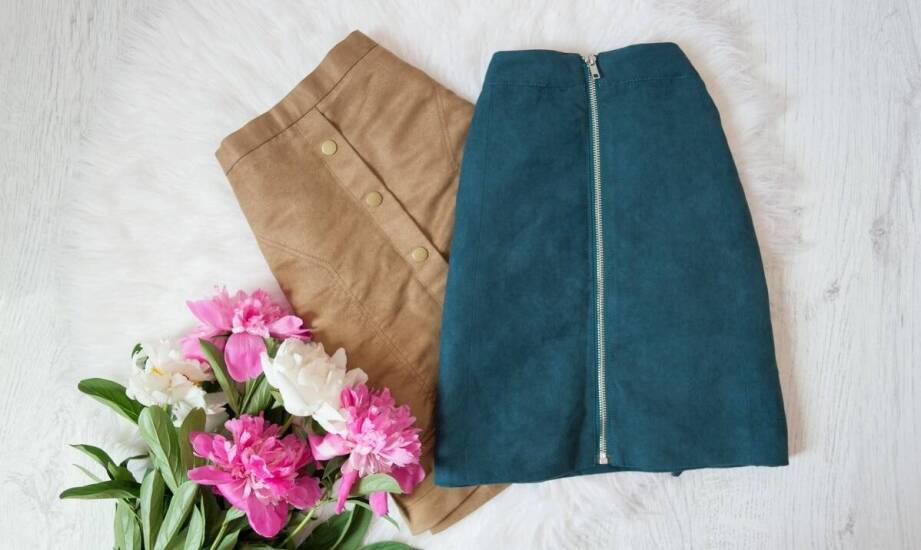 Damskie welurowe bluzki w zestawieniach z plisowanymi spódnicami