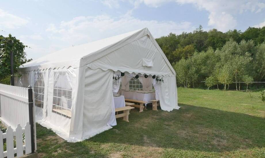 Jakie są korzyści z wyboru namiotów z podłogą do imprez plenerowych?