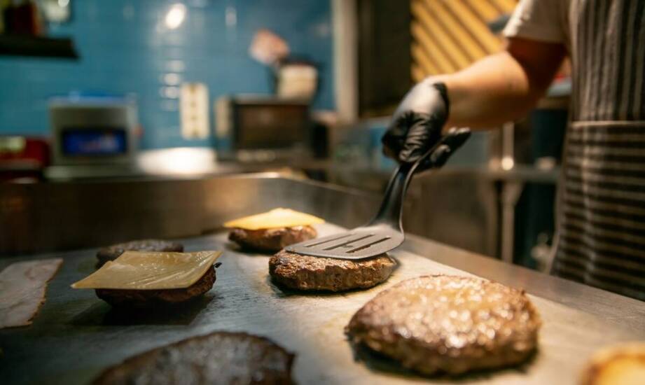 Zalety korzystania z zaawansowanych gastronomicznych kotleciarek w cateringu