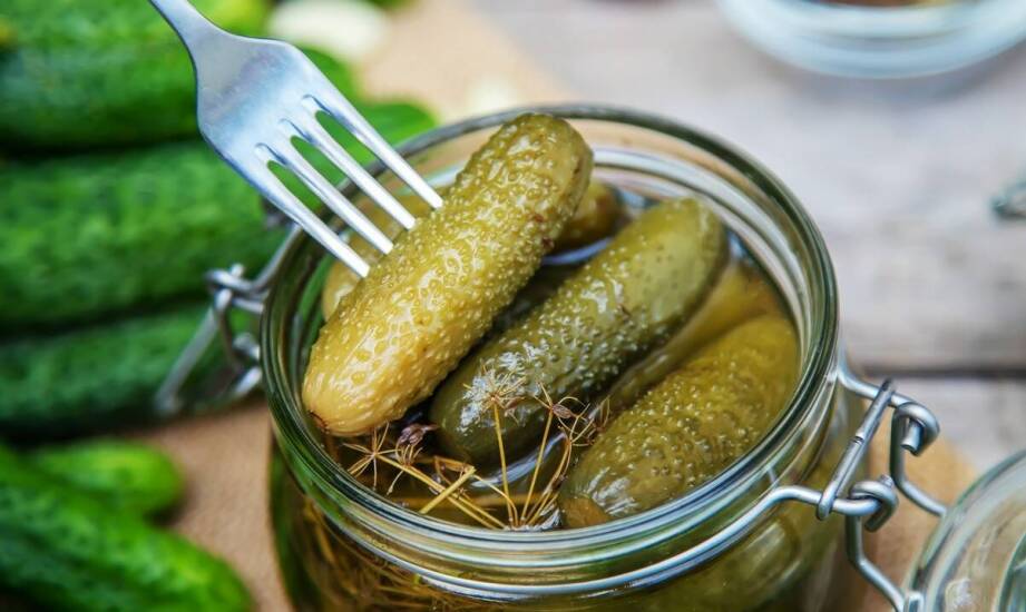 Wykorzystanie ogórków w słoiku do tworzenia kreatywnych przystawek.