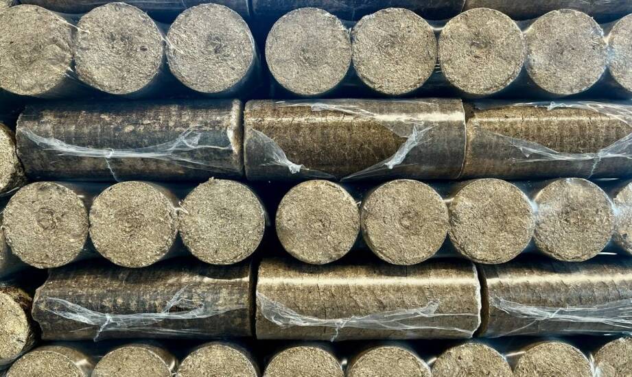 Jaki wpływ ma jakość surowców na wydajność drzewnego brykietu do kominka?