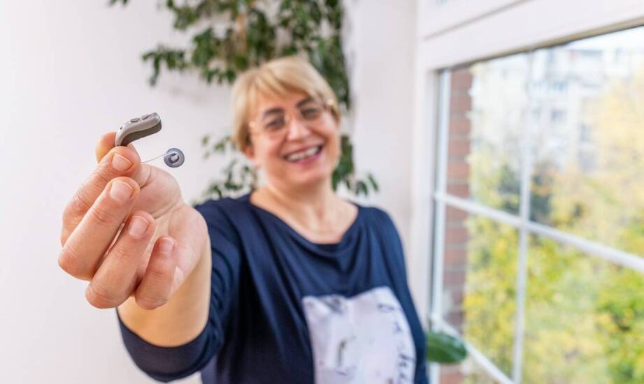 Jak aparat słuchowy może poprawić zrozumienie mowy w hałasie?