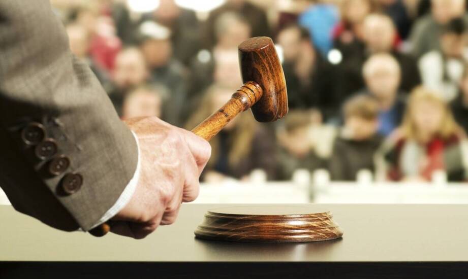 Kluczowe obowiązki komornika przy organizacji publicznej sprzedaży