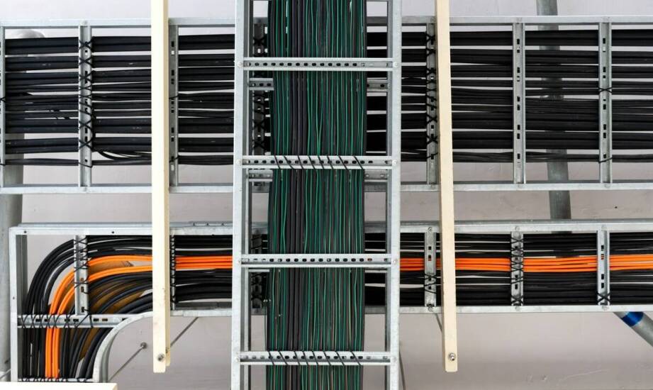 Wybór kablowych korytek a efektywność instalacji w obiektach komercyjnych