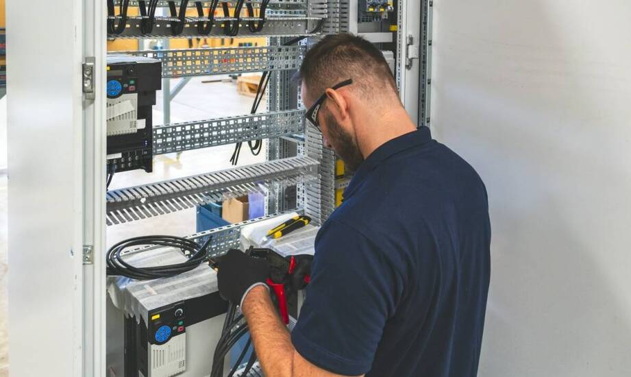 Kompensacja biernej mocy jako element strategii oszczędzania energii