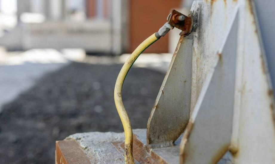 Jak ciężkie systemy zewnętrzne wpływają na trwałość instalacji kablowych?