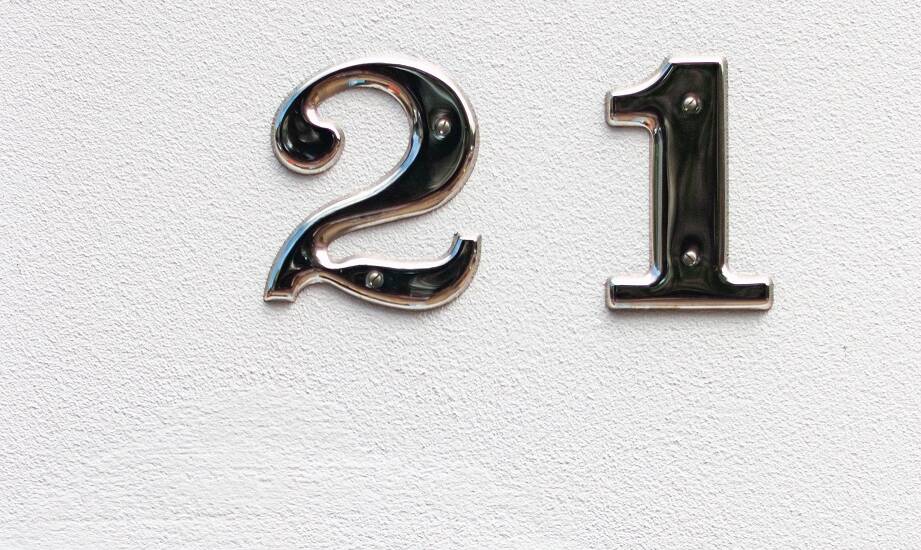 Dlaczego warto zainwestować w metalowe cyfry dla domu?